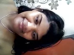 若いふしだらな女は、古い村の前にスリングの写真を投稿しました 無料 動画 女性 向け アダルト