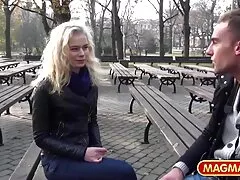 Aboniは白いコックを吸い込み、彼に乗るようになります 女性 向け エロ 動画 サイト
