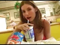 滑りやお尻に跳ねる大きなゴム製のコック 無料 アダルト 動画 女性 専用